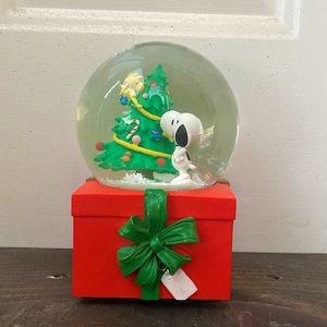 Peanuts Snoopy Christmas Snow Globe